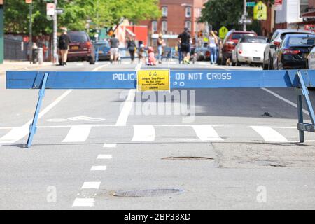 New York, Stati Uniti. 17 maggio 2020. Strada chiusa al traffico automobilistico durante la pandemia di Covid-19 il 17 maggio 2020 nel quartiere di Brooklyn a New York. Credit: Brazil Photo Press/Alamy Live News Foto Stock
