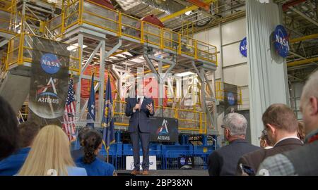 Artemis Day, presentazione della Luna Mission Rocket Stage l’amministratore della NASA Jim Bridenstine commenta il programma Artemis dell’agenzia, lunedì 9 dicembre 2019, di fronte al palco centrale del razzo del sistema di lancio spaziale (SLS) della NASA presso la struttura di assemblaggio Michoud della NASA a New Orleans. Attraverso Artemis la NASA atterrà la prima donna e il prossimo uomo sulla Luna entro il 2024. Foto Stock