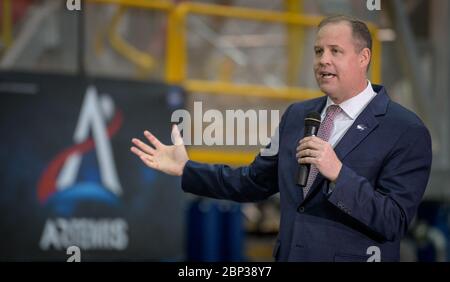 Artemis Day, presentazione della missione Moon Rocket Stage l’amministratore della NASA Jim Bridenstine fa commenti sul programma Artemis dell’agenzia, lunedì 9 dicembre 2019, presso la sede dell’Assemblea Michoud della NASA a New Orleans. Attraverso Artemis la NASA atterrà la prima donna e il prossimo uomo sulla Luna entro il 2024. Foto Stock