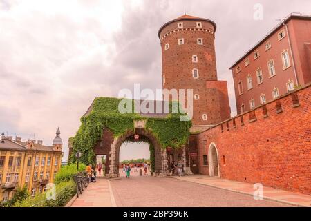 Cracovia, Polonia - 18 giugno 2019: Torre e arco, Castello reale di Wawel a Cracovia Foto Stock