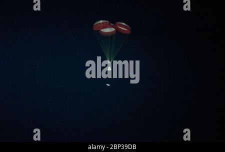 Boeing CST-100 Starliner Landing il Boeing CST-100 Starliner attracchette lo scudo termico prima che atterra a White Sands, New Mexico, domenica 22 dicembre 2019. L'atterraggio completa un test di volo orbitale abbreviato per l'azienda che soddisfa ancora diversi obiettivi di missione per il programma Commercial Crew della NASA. La navicella spaziale Starliner è stata lanciata su un razzo United Launch Alliance Atlas V alle 6:36 di venerdì 20 dicembre dal Space Launch Complex 41 presso la stazione dell'aeronautica di Cape Canaveral in Florida. Foto Stock