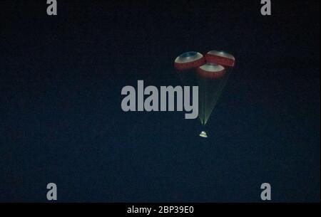 Boeing CST-100 Starliner Landing la navicella spaziale Boeing CST-100 Starliner è vista con il supporto di atterraggio gonfiato mentre atterra in White Sands, New Mexico, domenica 22 dicembre 2019. L'atterraggio completa un test di volo orbitale abbreviato per l'azienda che soddisfa ancora diversi obiettivi di missione per il programma Commercial Crew della NASA. La navicella spaziale Starliner è stata lanciata su un razzo United Launch Alliance Atlas V alle 6:36 di venerdì 20 dicembre dal Space Launch Complex 41 presso la stazione dell'aeronautica di Cape Canaveral in Florida. Foto Stock