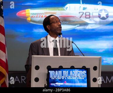 Trailblazers: The Story of a Tuskegee Airman Clayton Turner, direttore del Langley Research Center della NASA, commenta le ultime osservazioni a seguito di una discussione tra il pensionato Brigadier onorario dell'aeronautica statunitense Charles McGee e l'astronauta della NASA Alvin Drew durante un programma del mese della storia Nera intitolato "Trailblazers, The Story of a Tuskegee Airman", mercoledì 5 febbraio 2020, presso la sede centrale della NASA a Washington, DC. McGee, pilota con la Tuskegee Airmen durante la seconda guerra mondiale, era un ufficiale di carriera nell'aeronautica che serviva anche durante le guerre coreane e del Vietnam. Nel corso dei suoi 30 anni di servizio ha volato 40 Foto Stock