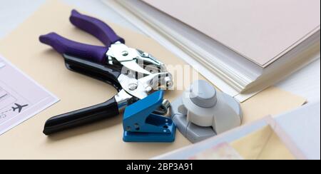 Strumento di decorazione e pila di fogli per la creazione di buste Foto Stock