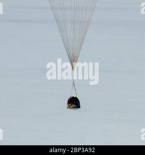 Spedizione 61 sbarco Soyuz la navicella spaziale Soyuz MS-13 è vista come atterra in un'area remota vicino alla città di Zhezkazgan, Kazakistan con spedizione 61 membri dell'equipaggio Christina Koch della NASA, Alexander Skvortsov dell'agenzia spaziale russa Roscosmos, E Luca Parmitano dell'ESA (Agenzia spaziale europea) giovedì 6 febbraio 2020. Koch tornò sulla Terra dopo aver registrato 328 giorni nello spazio --- il più lungo volo spaziale della storia da una donna --- come membro di Expeditions 59-60-61 sulla Stazione spaziale Internazionale. Skvortsov e Parmitano tornarono dopo 201 giorni nello spazio dove servirono come spedizione 60-61 cr Foto Stock