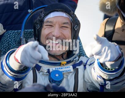 Spedizione 61 Soyuz Approdo l'astronauta dell'ESA Luca Parmitano è visto fuori dalla navicella spaziale Soyuz MS-13 dopo essere atterrato con l'astronauta della NASA Christina Koch e il cosmonauta del Roscosmo Alexander Skvortsov in un'area remota vicino alla città di Zhezkazgan, Kazakistan, giovedì 6 febbraio 2020. Koch tornò sulla Terra dopo aver registrato 328 giorni nello spazio --- il più lungo volo spaziale della storia da una donna --- come membro di Expeditions 59-60-61 sulla Stazione spaziale Internazionale. Skvortsov e Parmitano tornarono dopo 201 giorni nello spazio dove servirono come spedizione 60-61 membri dell'equipaggio a bordo della stazione. Foto Stock