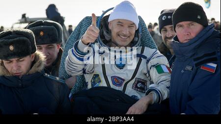 Spedizione 61 Soyuz Approdo l'astronauta dell'ESA Luca Parmitano viene trasportato in una tenda medica poco dopo che l'astronauta della NASA Christina Koch e il cosmonauta del Roscosmo Alexander Skvortsov sbarcarono nella loro astronave Soyuz MS-13 vicino alla città di Zhezkazgan, Kazakistan, giovedì 6 febbraio 2020. Koch tornò sulla Terra dopo aver registrato 328 giorni nello spazio --- il più lungo volo spaziale della storia da una donna --- come membro di Expeditions 59-60-61 sulla Stazione spaziale Internazionale. Skvortsov e Parmitano tornarono dopo 201 giorni nello spazio dove servirono come spedizione 60-61 membri dell'equipaggio a bordo della stazione. Foto Stock