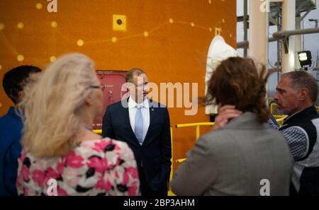 Amministratore della NASA presso il Centro spaziale Stennis l'amministratore della NASA Jim Bridenstine, centro, è visto accanto alla prima fase centrale del razzo del sistema di lancio spaziale (SLS) dell'agenzia insieme a Lisa Bates, SLS Vice Stages Manager della NASA, Mark Nappi, Boeing Green Run Test Manager, Richard Gilbrech, Direttore del Centro spaziale Stennis della NASA, Julie Bassler, SLS Stages Manager della NASA, e astronauta della NASA Raja Chari, durante un tour del B-2 Test Stand, lunedì 10 febbraio 2020, presso il Centro spaziale Stennis della NASA vicino a Bay St. Louis, Mississippi. Nei prossimi mesi, la prima fase principale del razzo wi SLS della NASA Foto Stock