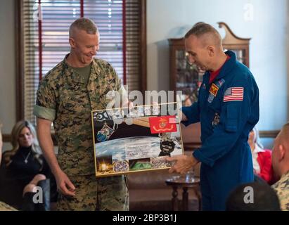 Gli astronauti Randy Bresnik e Paolo Nespoli visitano il corpo dei Marine le caserme l'astronauta della NASA Randy Bresnik presenta il colonnello Tyler Zagurski, comandante, Marine Corps Barracks, con un montage della sua spedizione 53, lunedì 7 maggio 2018 a Washington. Foto Stock