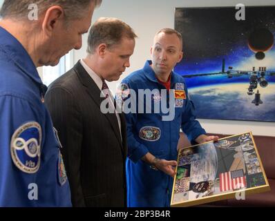 L'amministratore incontra l'amministratore della NASA Jim Bridenstine, centro, incontra l'astronauta dell'ESA Paolo Nespoli, a sinistra, e l'astronauta della NASA Randy Bresnik, mercoledì 9 maggio 2018 presso la sede centrale della NASA a Washington. Foto Stock