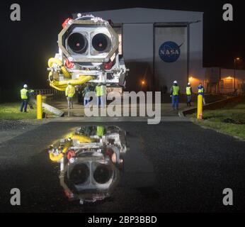 Orbitale ATK CRS-9 Rollout un razzo orbitale ATK è visto come è lanciato per lanciare Pad-0A a Wallops Flight Facility giovedì 17 maggio 2018 a Wallops Island, Virginia. Antares lancerà una navetta spaziale Cygnus in una missione di rifornimento merci verso la Stazione spaziale Internazionale. La missione è il nono volo di consegna merci contratto di Orbital ATK alla stazione spaziale della NASA. Sono inclusi nelle 7,400 libbre di carico a bordo di Cygnus, esperimenti scientifici, forniture di equipaggio e hardware del veicolo. Foto Stock