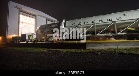 Orbitale ATK CRS-9 Rollout un razzo orbitale ATK è visto come è lanciato per lanciare Pad-0A a Wallops Flight Facility giovedì 17 maggio 2018 a Wallops Island, Virginia. Antares lancerà una navetta spaziale Cygnus in una missione di rifornimento merci verso la Stazione spaziale Internazionale. La missione è il nono volo di consegna merci contratto di Orbital ATK alla stazione spaziale della NASA. Sono inclusi nelle 7,400 libbre di carico a bordo di Cygnus, esperimenti scientifici, forniture di equipaggio e hardware del veicolo. Foto Stock