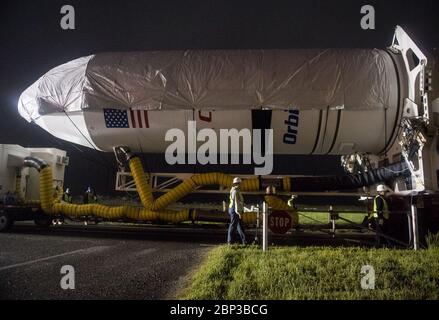 Orbitale ATK CRS-9 Rollout un razzo orbitale ATK è visto come è lanciato per lanciare Pad-0A a Wallops Flight Facility giovedì 17 maggio 2018 a Wallops Island, Virginia. Antares lancerà una navetta spaziale Cygnus in una missione di rifornimento merci verso la Stazione spaziale Internazionale. La missione è il nono volo di consegna merci contratto di Orbital ATK alla stazione spaziale della NASA. Sono inclusi nelle 7,400 libbre di carico a bordo di Cygnus, esperimenti scientifici, forniture di equipaggio e hardware del veicolo. Foto Stock