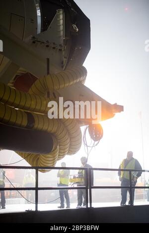 Orbitale ATK CRS-9 Rollout un razzo orbitale ATK è visto come è lanciato per lanciare Pad-0A a Wallops Flight Facility giovedì 17 maggio 2018 a Wallops Island, Virginia. Antares lancerà una navetta spaziale Cygnus in una missione di rifornimento merci verso la Stazione spaziale Internazionale. La missione è il nono volo di consegna merci contratto di Orbital ATK alla stazione spaziale della NASA. Sono inclusi nelle 7,400 libbre di carico a bordo di Cygnus, esperimenti scientifici, forniture di equipaggio e hardware del veicolo. Foto Stock