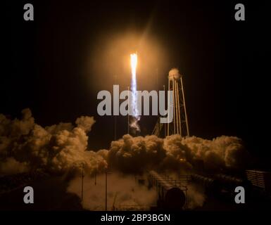 Lancio orbitale ATK CRS-9 il razzo orbitale ATK Antares, con la navicella spaziale Cygnus a bordo, viene lanciato da Pad-0A, lunedì 21 maggio 2018 presso la struttura di volo Wallops della NASA in Virginia. La nona missione di rifornimento del carico con contratto della ATK orbitale con la NASA alla Stazione spaziale Internazionale fornirà circa 7,400 libbre di scienza e ricerca, forniture di equipaggio e hardware per veicoli al laboratorio orbitale e al suo equipaggio. Foto Stock
