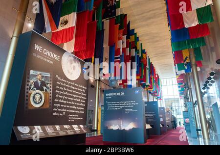 La mostra del 60° anniversario della NASA al Kennedy Center le mostre del 60° anniversario della NASA sono state allestite al Kennedy Center, giovedì 31 maggio 2018 a Washington. Foto Stock