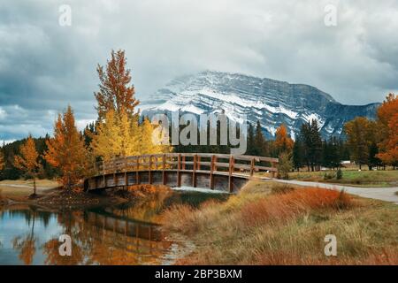 Due jack con lago di montagna di neve di fogliame di autunno acqua e riflessione nel Parco Nazionale di Banff in Canada. Foto Stock