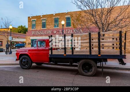 Stain' on the Corner Park e l'intersezione tra la vecchia autostrada 66 e North Kinsley Avenue a Winslow, Arizona, una posizione resa famosa dalle Eagles Foto Stock