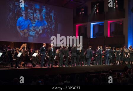 La NASA festeggia il 60° anniversario con gli astronauti della NASA Drew Feustel, a sinistra, e Scott Tingle, per eseguire una canzone in video presso la "National Symphony Orchestra Pops: Space, The Next Frontier", evento che celebra il 60° anniversario della NASA, venerdì 1 giugno 2018 presso il John F. Kennedy Center for the Performing Arts di Washington. L'evento ha caratterizzato musica ispirata allo spazio, tra cui Will.i.am, Grace Potter, Coheed &amp; Cambria, John Cho e l'ospite Nick Sagan, figlio di Carl Sagan. Foto Stock