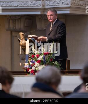 Servizio funerale Bruce McCandless il Rev. Mark Anderson parla durante il servizio funerale per l'ex astronauta della NASA Capitano Bruce McCandless II, USN (Ret.), Martedì 16 gennaio 2018 presso la cappella della U.S. Naval Academy di Annapolis, Maryland. Foto Stock