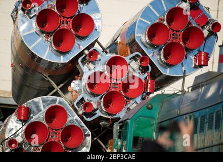 Expedition 56 Soyuz Rollout il razzo Soyuz viene lanciato in treno per la rampa di lancio, lunedì 4 giugno 2018 presso il Cosmodromo di Baikonur in Kazakistan. Spedizione 56 Soyuz Comandante Sergey Prokopyev di Roscosmos, ingegnere di volo Serena Auñón-Cancelliere della NASA, e ingegnere di volo Alexander Gerst dell'ESA (Agenzia spaziale europea) sono previsti per il lancio a bordo della loro Soyuz MS-09 alle 7:12 ora orientale (17:12 ora Baikonur), mercoledì 6 giugno. Foto Stock