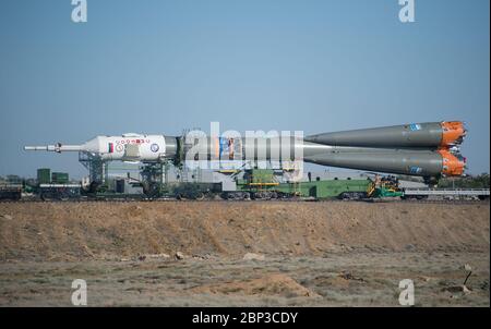 Expedition 56 Soyuz Rollout il razzo Soyuz viene lanciato in treno per la rampa di lancio, lunedì 4 giugno 2018 presso il Cosmodromo di Baikonur in Kazakistan. Spedizione 56 Soyuz Comandante Sergey Prokopyev di Roscosmos, ingegnere di volo Serena Auñón-Cancelliere della NASA, e ingegnere di volo Alexander Gerst dell'ESA (Agenzia spaziale europea) sono previsti per il lancio a bordo della loro Soyuz MS-09 alle 7:12 ora orientale (17:12 ora Baikonur), mercoledì 6 giugno. Foto Stock