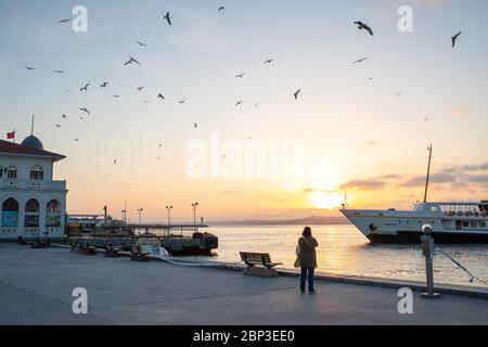 ISTANBUL, TURCHIA, MAGGIO 15,2020: Persone sulla costa di Kadikoy prima del coprifuoco nell'ambito delle misure del coronavirus. Foto Stock