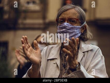 Barcellona, Spagna. 17 maggio 2020. Commuters plaude al duro lavoro svolto dal personale sanitario della Clinica ospedaliera nella lotta contro COVID-19. I social media hanno chiesto la fine degna di questo rituale quotidiano dopo più di due mesi, in quanto sempre meno persone partecipano durante la prima fase di un modo graduale di "la nuova normalità", che risale a quasi sette settimane di stretta chiusura a livello nazionale. La Spagna ha registrato meno di 100 nuovi decessi per un totale di oltre 27500 morti. Credit: Attias Oesterle/Alamy Live News Foto Stock