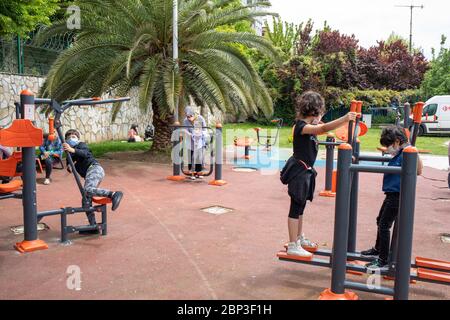 ISTANBUL, TURCHIA, MAGGIO 13,2020: I bambini hanno preso aria fresca con le loro famiglie al kindengarden vicino alla Torre di Maiden a Uskudar. Foto Stock