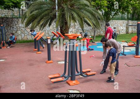 ISTANBUL, TURCHIA, MAGGIO 13,2020: I bambini hanno preso aria fresca con le loro famiglie al kindengarden vicino alla Torre di Maiden a Uskudar. Foto Stock