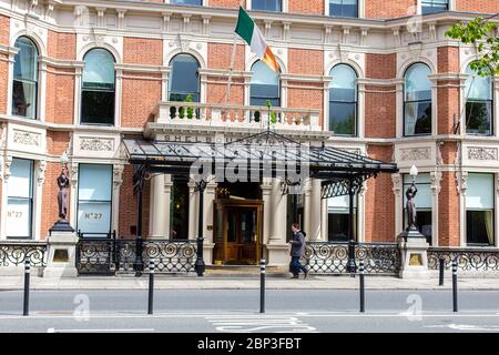 Facciata dello Shelbourne Hotel su St Stephans Green, nel centro di Dublino durante il blocco pandemico Covid-19. Dublino Irlanda, 2020 Foto Stock