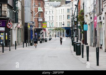Pedoni su Grafton Street deserta nel centro di Dublino, mentre la caduta dei piedi precipita a causa della pandemia di coronavirus. Covid-19 in Irlanda. Foto Stock