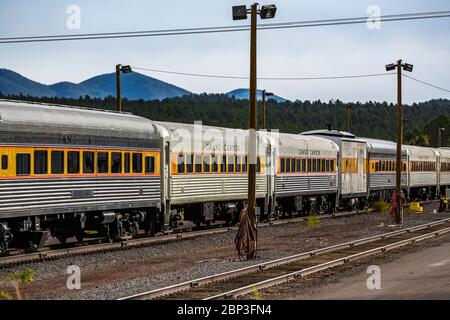 Treno passeggeri alla stazione per la ferrovia del Grand Canyon lungo la storica Route 66 a Williams, Arizona, USA [Nota: Si tratta di un'azienda privata; Foto Stock