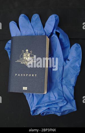 Australian Passport e guanti in lattice DPI precauzioni di viaggio coronavirus pandemic. Foto Stock