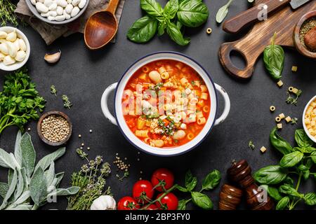 Cucina pasta e fagioli zuppa con carne di pollo e verdure, cucina italiana Foto Stock