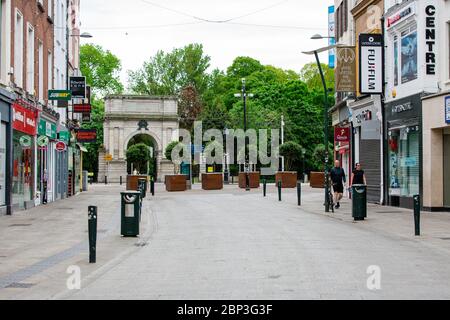 Pedoni su Grafton Street deserta nel centro di Dublino, mentre la caduta dei piedi precipita a causa della pandemia di coronavirus. Covid-19 in Irlanda. Foto Stock