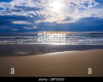 Bella spiaggia di sabbia di Porto Pino al tramonto, Porto Pino, Sardegna, Italia. Concetto di sfondo panorama di viaggio Foto Stock