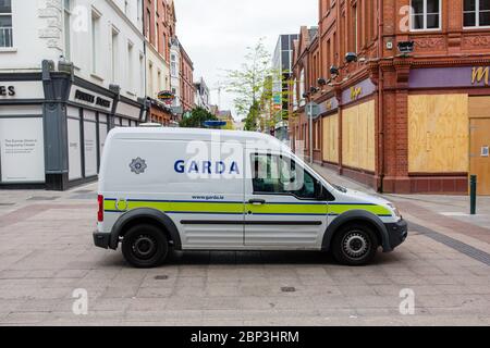 Pattugliamenti di Garda su Grafton Str., traffico e footfall limitati nel centro di Dublino, negozi e aziende chiusi a causa di restrizioni pandemiche di Covid-19. Foto Stock