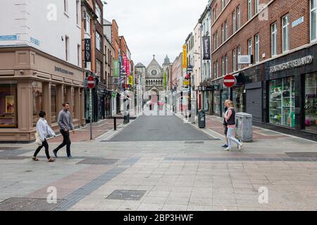 Attraversamento con Grafton Street deserta South Anne Street nel centro di Dublino durante le restrizioni pandemiche del coronavirus. Covid-19 in Irlanda. Foto Stock