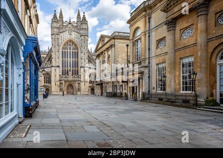 Vista che guarda giù Abbey Churchyard a Bath Abbey deserta a causa della pandemia di Coronavirus a Bath, Somerset, Regno Unito il 16 maggio 2020 Foto Stock