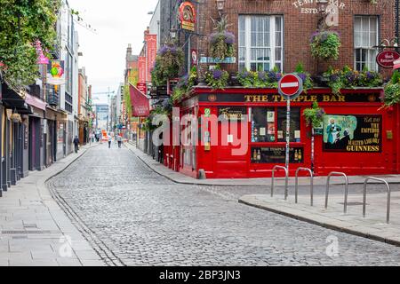 Dublino`s Temple Lane, in ciottoli e con il Temple Bar Pub sullo sfondo, la popolare destinazione turistica è chiusa a causa della pandemia di blocco Covid-19. Foto Stock