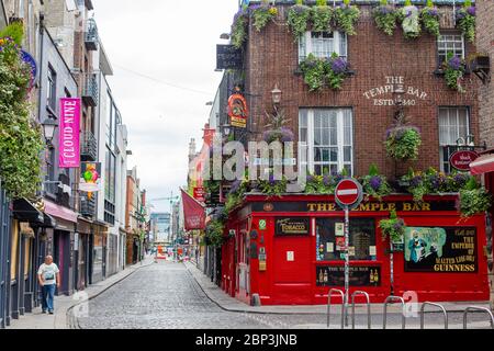 Dublino`s Temple Lane, in ciottoli e con il Temple Bar Pub sullo sfondo, la popolare destinazione turistica è chiusa a causa della pandemia di blocco Covid-19. Foto Stock