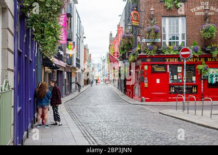 Dublino`s Temple Lane, in ciottoli e con il Temple Bar Pub sullo sfondo, la popolare destinazione turistica è chiusa a causa della pandemia di blocco Covid-19. Foto Stock