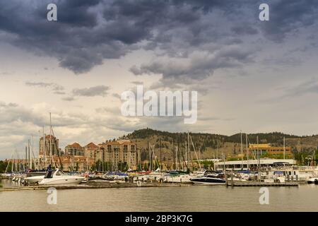 KELOWNA, BRITISH COLUMBIA, CANADA - GIUGNO 2018: Vista grandangolare del porto turistico di Kelowna, British Columbia, Canada sotto un cielo nuvoloso. Foto Stock