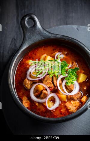 Gulasch ungherese tradizionale - stufato di carne e verdure con cipolle ed erbe Foto Stock