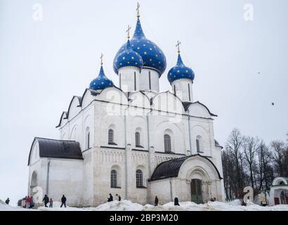 Vista della Madre ortodossa della Cattedrale della Natività di Dio a Suzdal in inverno. Foto Stock