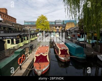 Londra. REGNO UNITO. Maggio, Domenica 17 2020 a mezzogiorno. Ampio angolo di visione del mercato di Camden durante il Lockdown Foto Stock