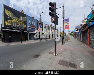 Londra. REGNO UNITO. Maggio, Domenica 17 2020 a mezzogiorno. Ampio angolo di visione di Camden HGH Street durante il Lockdown Foto Stock