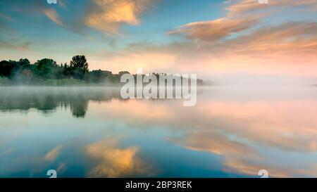 Alba di prima mattina a Forfar Loch, Angus Scozia. Foto Stock