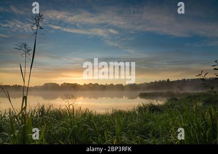 Alba di prima mattina a Forfar Loch, Angus Scozia. Foto Stock